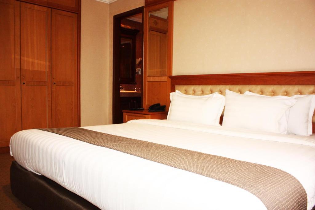 Travellers Suites Serviced Apartments Medan Phòng bức ảnh